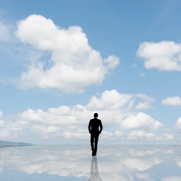 L'uomo guarda e scopri — Foto Stock