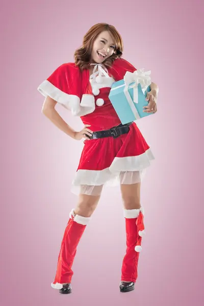 Sorriso feliz asiático Natal menina segurar caixa de presente — Fotografia de Stock