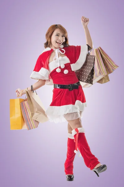 Asiatische Weihnachtsmädchen halten Einkaufstüten in der Hand — Stockfoto