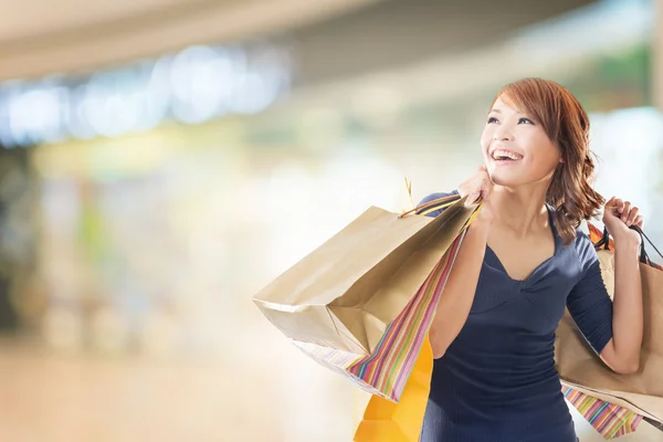 Donna allegra shopping — Foto Stock