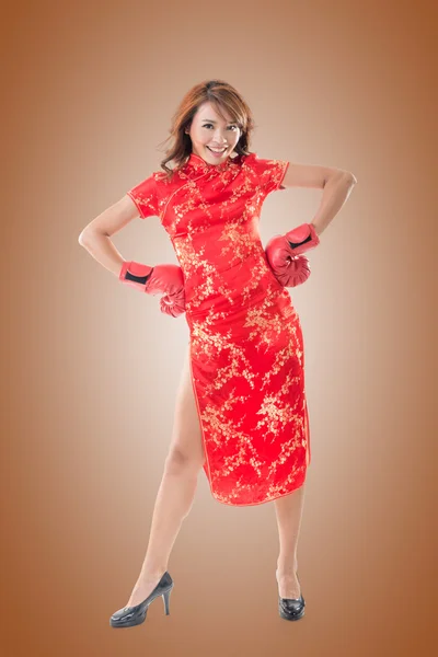 Китаянка одевается традиционно. — стоковое фото