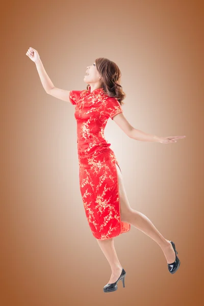 Femme chinoise robe cheongsam traditionnelle — Photo