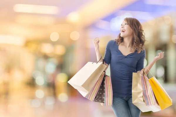 Fröhliche Shoppingfrau — Stockfoto