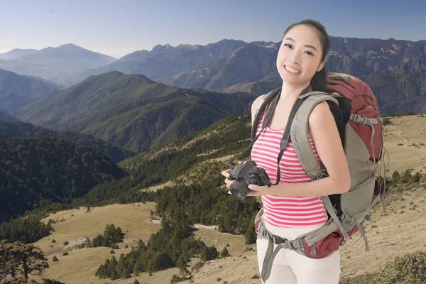 Backpacker met camera — Stockfoto