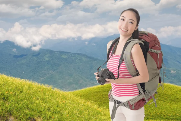 Backpacker met camera — Stockfoto