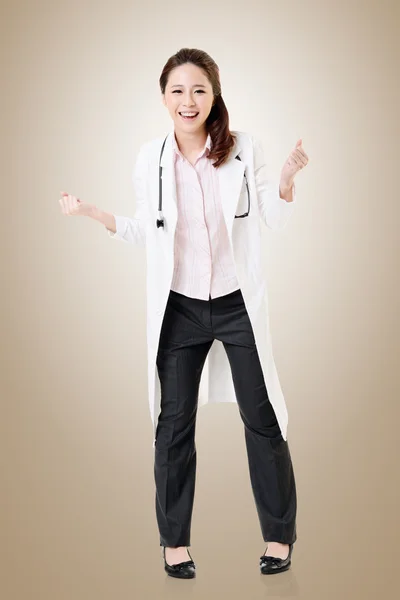 Веселий азіатських лікар — стокове фото