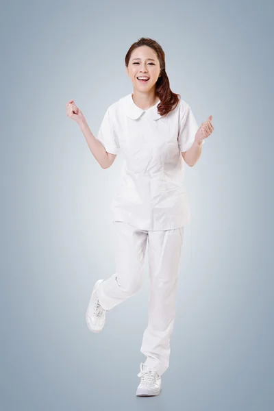 Wesoły azjatycka pielęgniarka — Zdjęcie stockowe