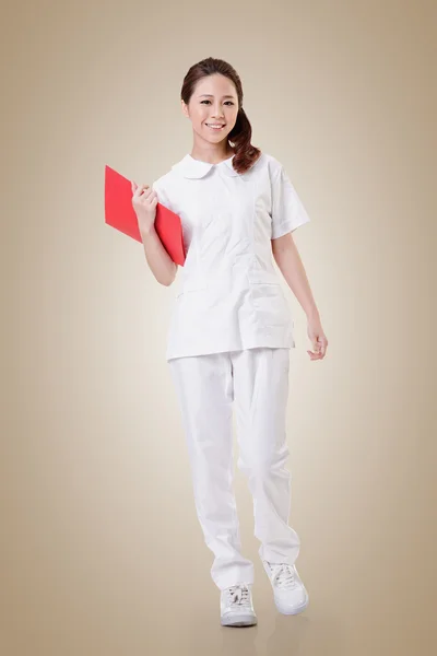 Attraktiva asiatiska sjuksköterska — Stockfoto