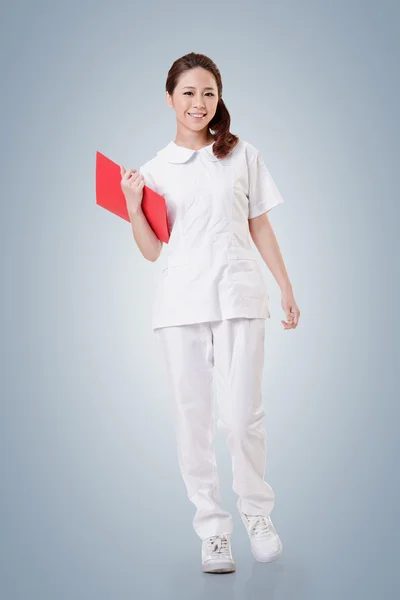 Привлекательная азиатская медсестра — стоковое фото