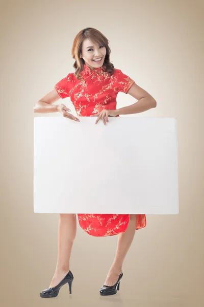 Chinese vrouw houden leeg bord — Stockfoto