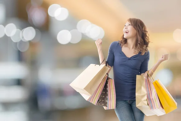 Fröhliche Shoppingfrau — Stockfoto
