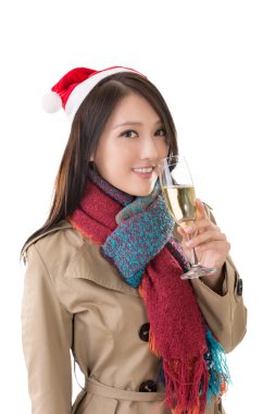 Asyalı kadın tutun bir kadeh şampanya gülümseyen