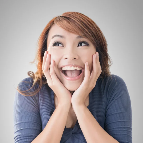 Glada lyckliga asiatisk tjej — Stockfoto