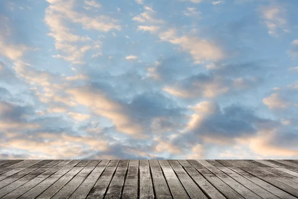 Nubes en el cielo sobre la tierra — Foto de Stock