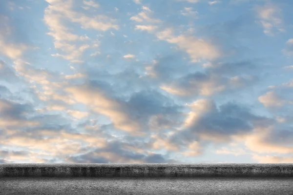 Wolken am Himmel über dem Boden — Stockfoto