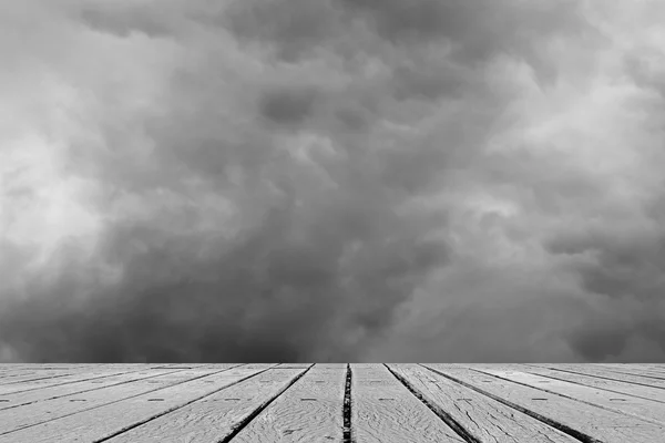 Nubes en el cielo sobre la tierra — Foto de Stock