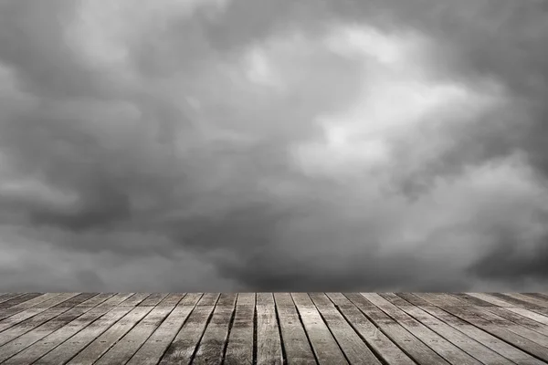 Nuvens no céu acima da terra — Fotografia de Stock