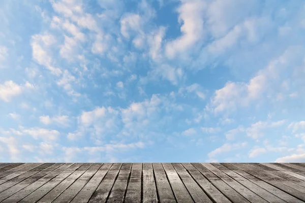 Nubes en el cielo sobre la tierra — Foto de Stock