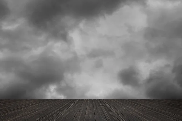 Nubes en el cielo sobre la tierra — Foto de Stock