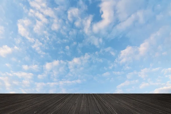 Bulutlar cennet zemin üzerinde — Stok fotoğraf