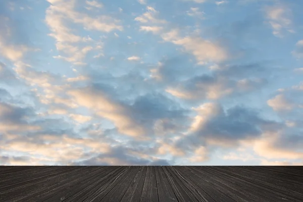 Molnen på himlen över marken — Stockfoto
