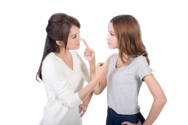 iki kadın savunarak