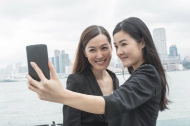 Kadınlar bir selfie almak