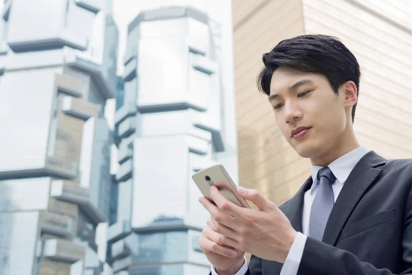 Asiatiska affärsman med hjälp av mobiltelefon — Stockfoto