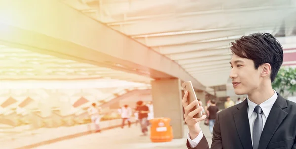 Asian businessman using cellphone — Stock Photo, Image