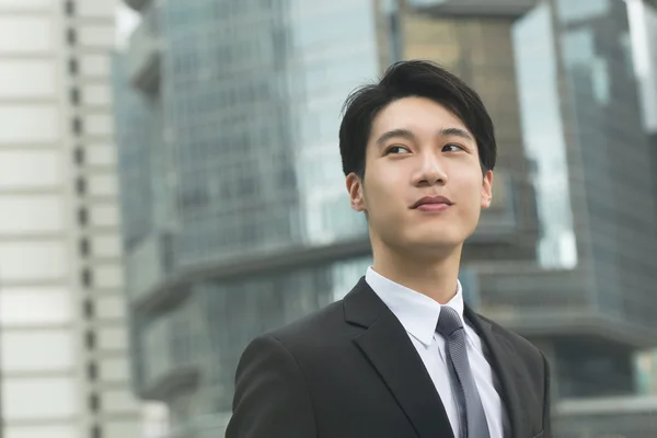 Молодой азиатский бизнесмен — стоковое фото