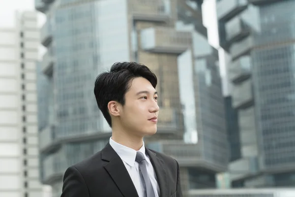 Молодой азиатский бизнесмен — стоковое фото