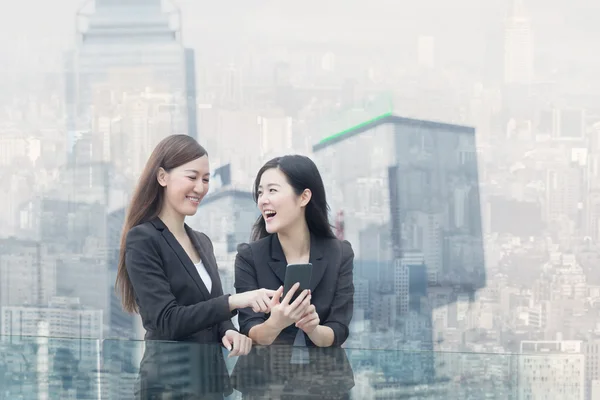 Mujeres de negocios hablando —  Fotos de Stock