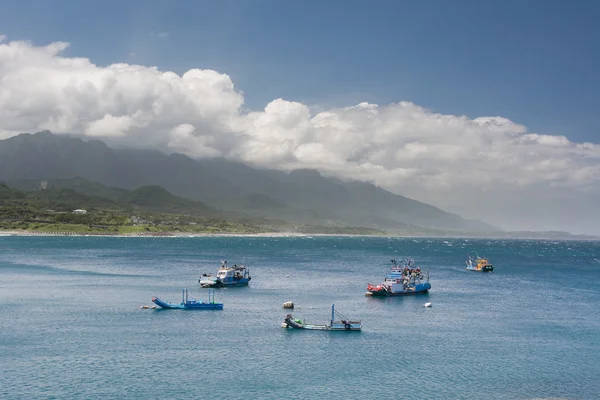 Paisaje de mar y barco —  Fotos de Stock