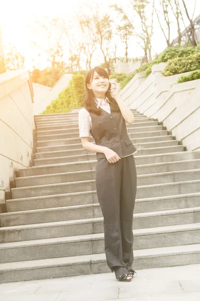 Mujer de negocios caminar y hablar —  Fotos de Stock