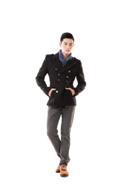 Asya genç adam soğuk hissediyorum