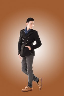 Asya genç adam soğuk hissediyorum