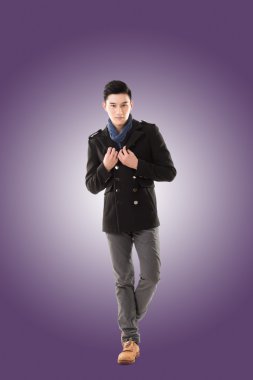 Asya genç adam soğuk hissediyorum