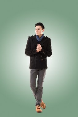 Asya genç adam soğuk hissediyorum