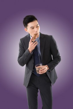 bir puro tutan işadamı