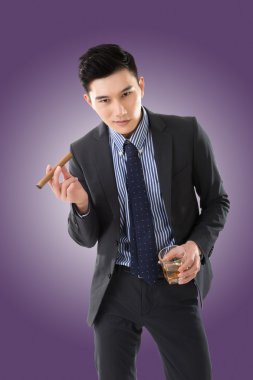 bir puro tutan işadamı