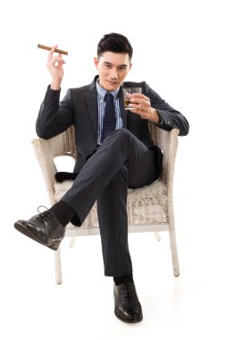 bir puro tutan işadamı