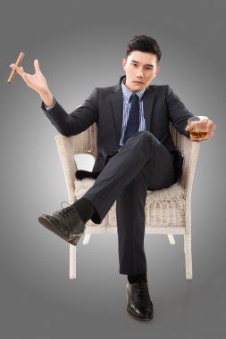 bir puro tutan işadamı