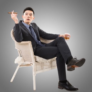 bir puro tutan işadamı