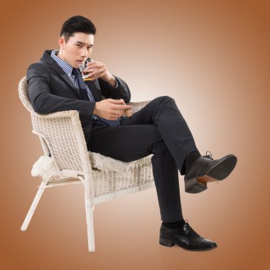 bir puro tutan işadamı