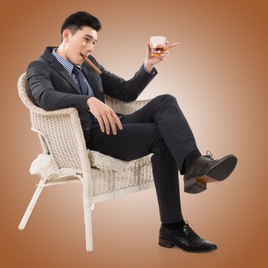 bir puro tutan işadamı