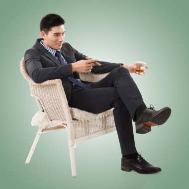 bir puro tutan işadamı