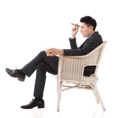 bir puro tutan işadamı