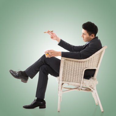 bir puro tutan işadamı