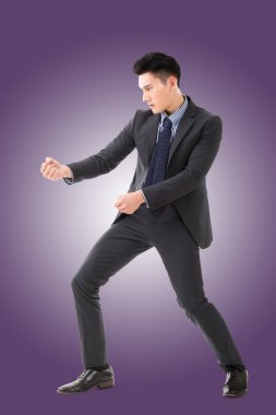 Pose kazma veya kürek kullanarak