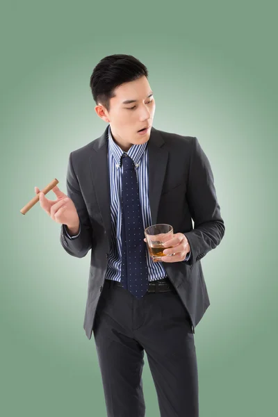 Hombre de negocios sosteniendo un cigarro — Foto de Stock